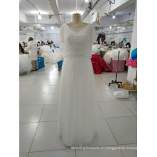 Robe de mariée simple en gaine blanche avec boucles de perles